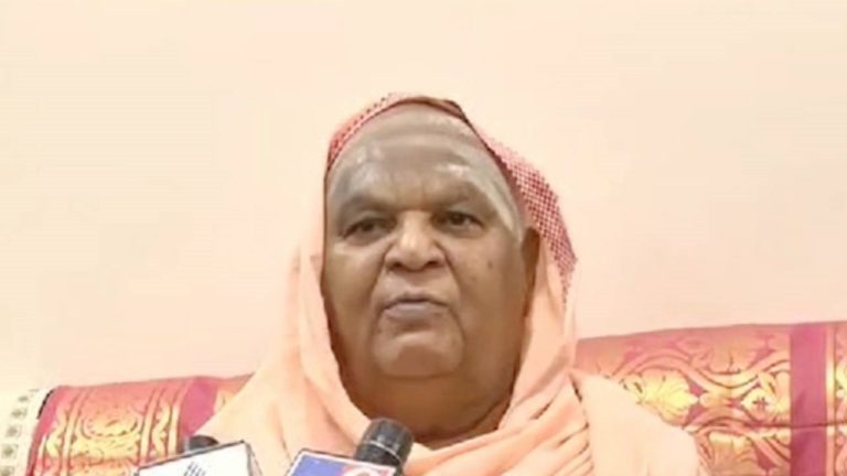 ಸಿದ್ದರಾಮಯ್ಯ ಇರೋವರೆಗೂ ಅವರ ಸ್ಥಾನ ಕಿತ್ತುಕೊಳ್ಳುವುದು ಕಷ್ಟ: ಶಿವಾನಂದ ಸ್ವಾಮೀಜಿ ಭವಿಷ್ಯ