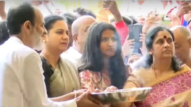 ಅಪ್ಪು ಸಮಾಧಿಗೆ ಕುಟುಂಬ ಸಮೇತ ಪೂಜೆ ಸಲ್ಲಿಸಿದ ಅಶ್ವಿನಿ, ರಾಘಣ್ಣ