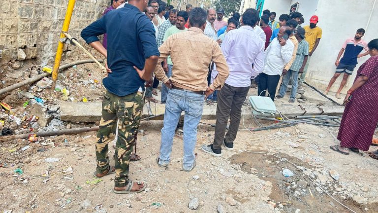 ಬೆಂಗಳೂರಿನಲ್ಲಿ ಲೈಟ್ ಕಂಬ ಬಿದ್ದು ಇಬ್ಬರು ಮಹಿಳೆಯರು ಸಾವು..!