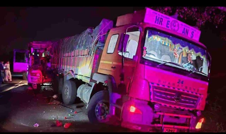 ರಸ್ತೆ ಅಪಘಾತ: ನಿಂತಿದ್ದ ಲಾರಿಗೆ ಮಿನಿ ಬಸ್ ಡಿಕ್ಕಿ – ಐವರು ಸಾವು!