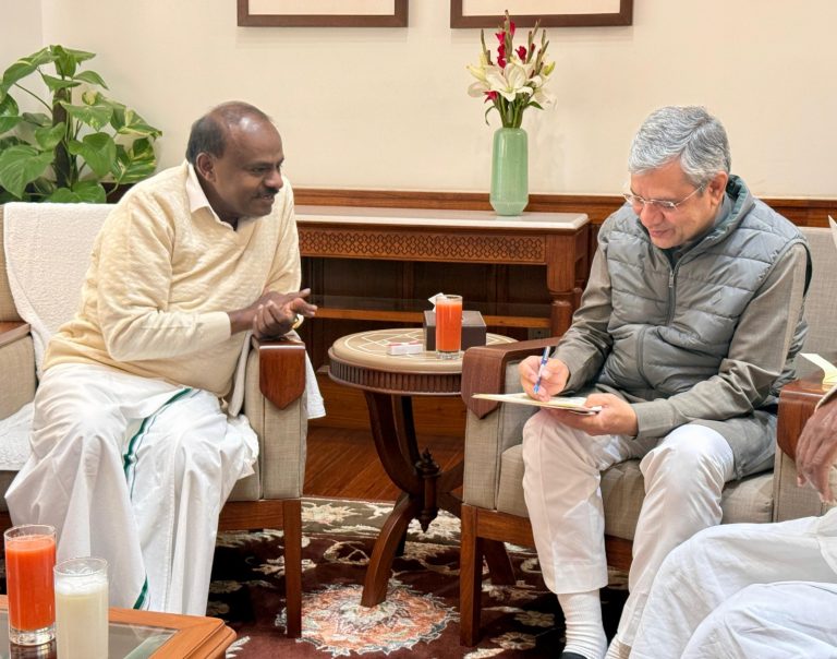 ಬೆಂಗಳೂರು–ಮೈಸೂರು ರೈಲು ಮಾರ್ಗದ ಬೇಡಿಕೆಗಳ ಬಗ್ಗೆ ರೈಲ್ವೆ ಸಚಿವರೊಂದಿಗೆ ಕುಮಾರಸ್ವಾಮಿ ಚರ್ಚೆ