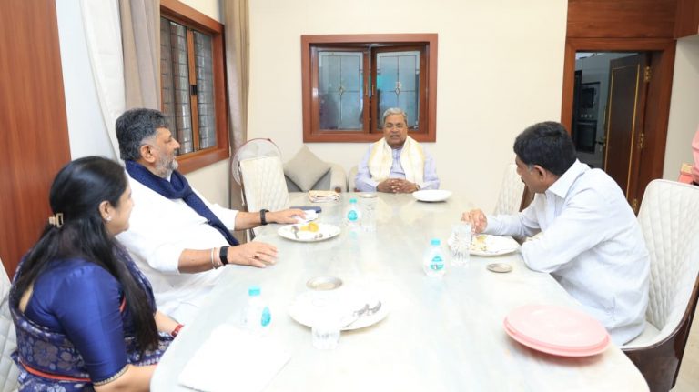 ಸಿದ್ದರಾಮಯ್ಯ ನಿವಾಸದಲ್ಲಿ ಡಿ.ಕೆ. ಶಿವಕುಮಾರ್ ಭೇಟಿ; ಪತ್ನಿ ಉಷಾ, ಡಿ.ಕೆ. ಸುರೇಶ್ ಸಾಥ್, ದೆಹಲಿ ಪ್ರವಾಸಕ್ಕೆ ಸಿದ್ಧತೆ