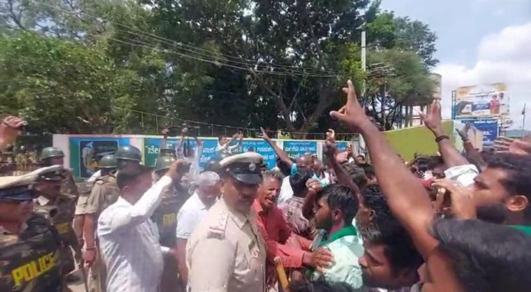 ಕಳ್ಳಭೇಟೆಗಾರರ ಮೇಲೆ ಗುಂಡಿನ ದಾಳಿ; ಮೃತರ ಕುಟುಂಬಸ್ಥರು ಹಾಗೂ ಸಾರ್ವಜನಿಕರಿಂದ ಇಡೀ ರಾತ್ರಿ ಪ್ರತಿಭಟನೆ